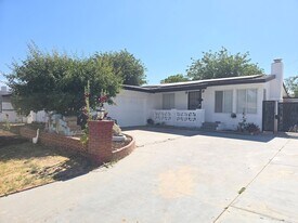 44221 4th St E in Lancaster, CA - Building Photo