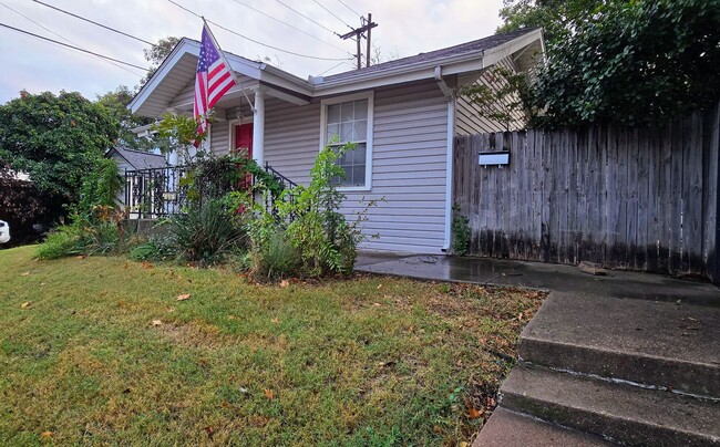 2861 W Devitt St in Fort Worth, TX - Building Photo - Building Photo