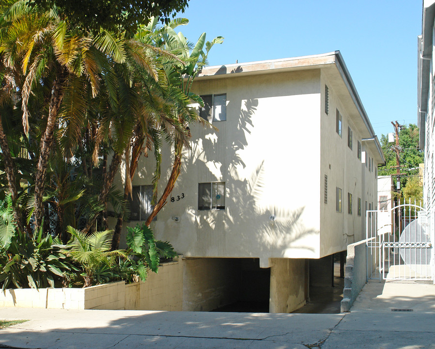 833 N Hayworth Ave in Los Angeles, CA - Building Photo