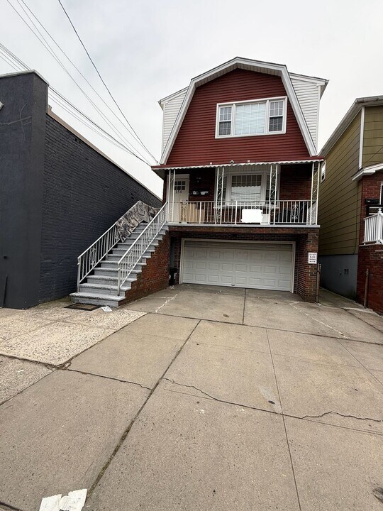 154 W 22nd St in Bayonne, NJ - Building Photo