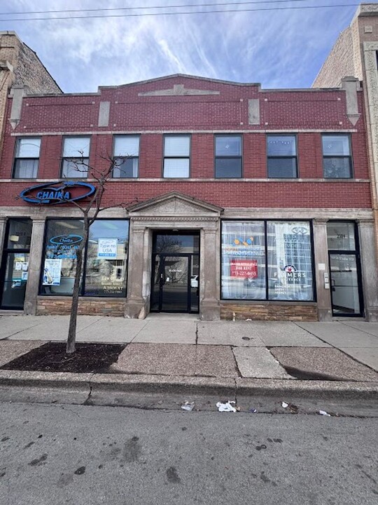 2319 W Chicago Ave in Chicago, IL - Building Photo