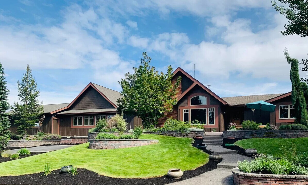 63635 Johnson Rd in Bend, OR - Building Photo