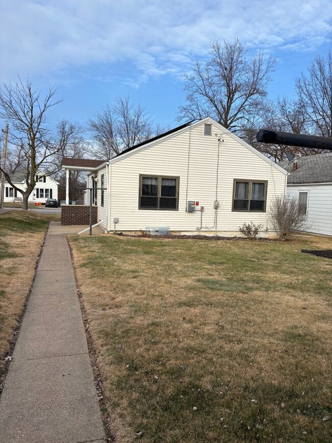 1828 Locust St in Quincy, IL - Building Photo - Building Photo