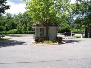 141 Winchester Dr in Yonkers, NY - Building Photo - Building Photo