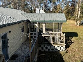 208 Old Ironsides Rd in Newport, NC - Foto de edificio - Building Photo