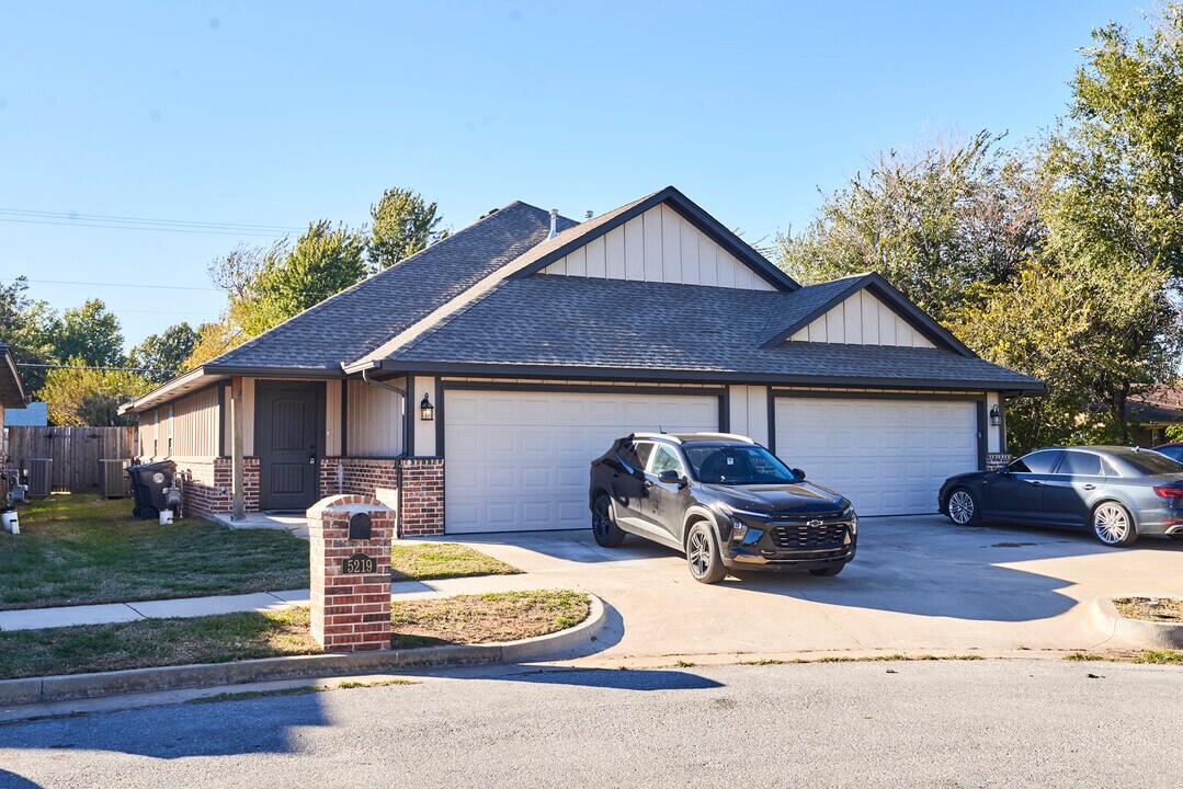 5219 Oakwood Villas Ct in Bethany, OK - Foto de edificio
