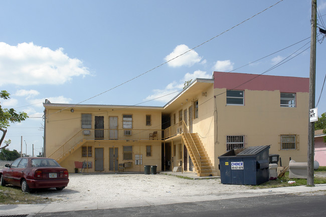 1700 NW 63rd St in Miami, FL - Foto de edificio - Building Photo