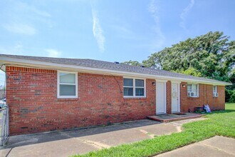 7919 Thompson Rd in Norfolk, VA - Foto de edificio - Building Photo