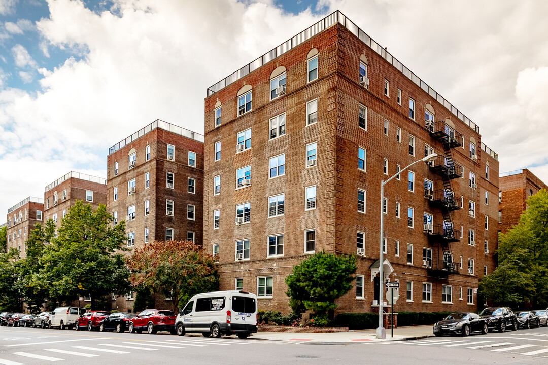 Berkeley Apartments Corporation in Forest Hills, NY - Building Photo