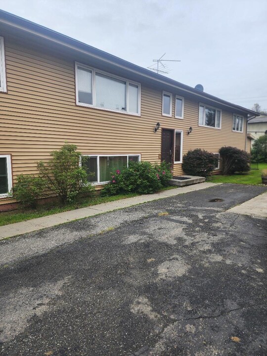 917 E 46th Ct, Unit B in Anchorage, AK - Foto de edificio