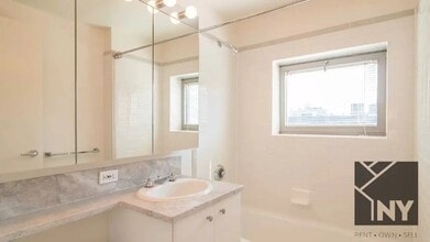 475 9th Ave, Unit 18L in New York, NY - Building Photo - Building Photo