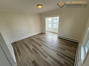 78 Barre St, Unit 1 in Fall River, MA - Foto de edificio - Building Photo