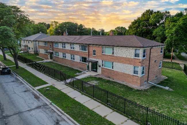 7816 W Lisbon Ave in Milwaukee, WI - Foto de edificio - Building Photo