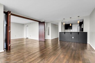 250 E Harbortown Dr in Detroit, MI - Building Photo - Building Photo