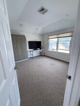 132 Carle Rd, Unit 2 in Westbury, NY - Foto de edificio - Building Photo