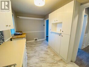 2362 Rebecca St in Oakville, ON - Building Photo - Building Photo