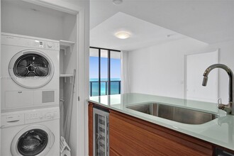 5875 Collins Ave, Unit 1803 in Miami, FL - Foto de edificio - Building Photo