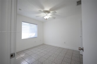 6880 SW 22nd St, Unit 1 in Miami, FL - Building Photo - Building Photo