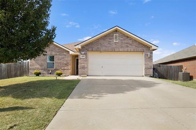 2632 Castle Pines Dr in Burleson, TX - Building Photo