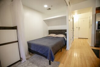 7915 Eastern Ave, Unit 314 in Silver Spring, MD - Foto de edificio - Building Photo