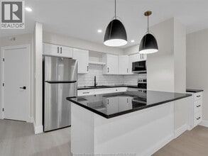 3177 Riverside Dr E in Windsor, ON - Foto de edificio - Building Photo