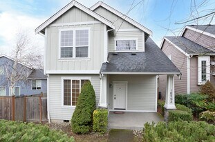 18562 97th Ave E in Puyallup, WA - Building Photo