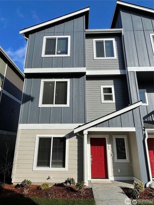 32665 Park Butte Ln in Black Diamond, WA - Building Photo