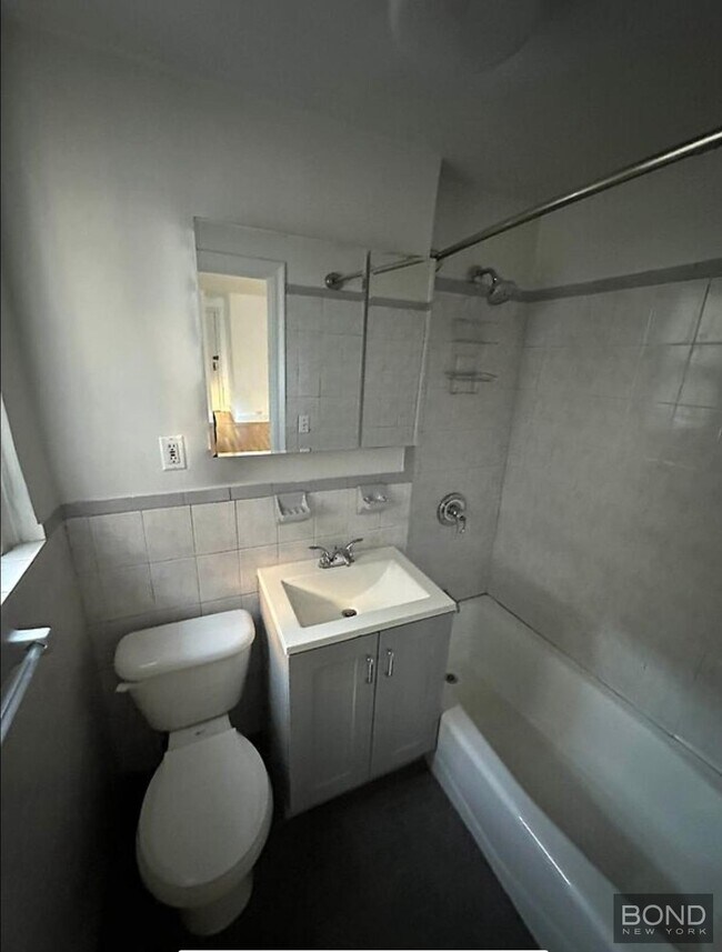321 E 54th St in New York, NY - Building Photo - Building Photo
