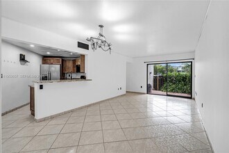 9421 Fontainebleau Blvd in Miami, FL - Building Photo - Building Photo