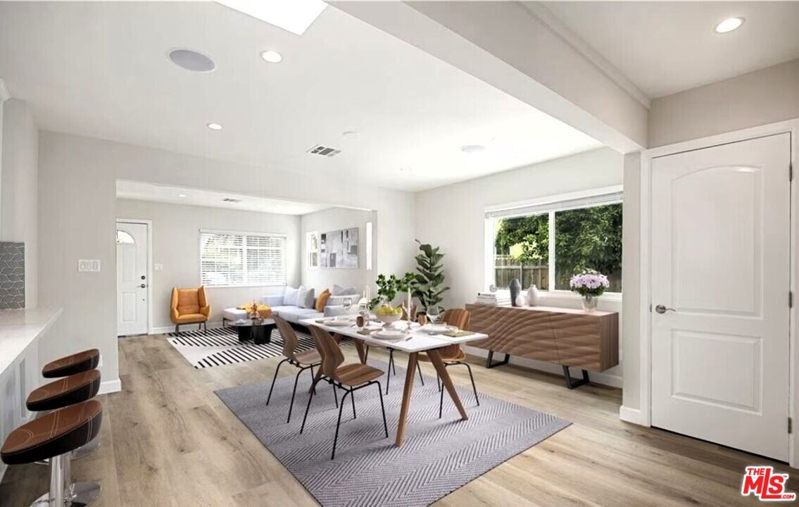 2119 S Curson Ave in Los Angeles, CA - Foto de edificio