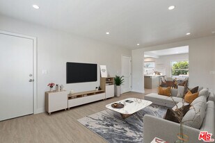 5454 S San Vicente Blvd in Los Angeles, CA - Building Photo