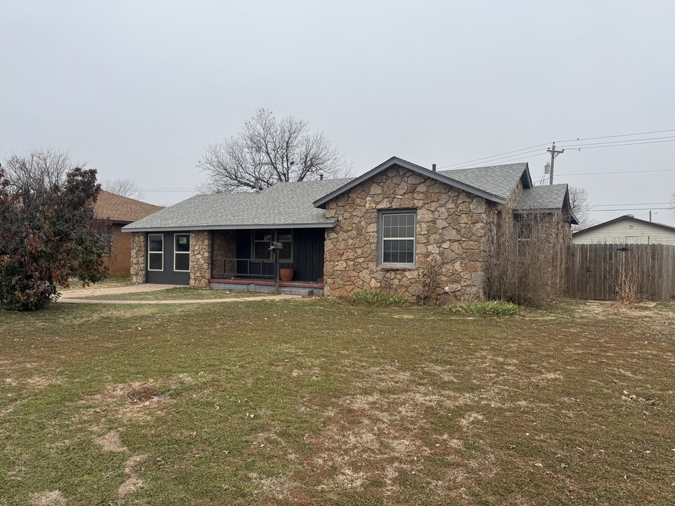 809 E Sycamore Ave in Altus, OK - Building Photo