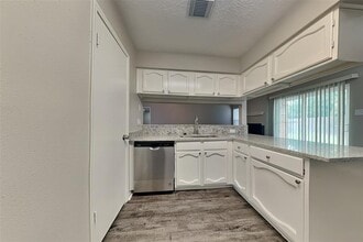 10010 Crescent Moon Dr in Houston, TX - Building Photo - Building Photo