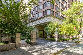 245 E 39th St in New York, NY - Foto de edificio - Building Photo