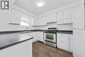 1345 Wiltshire Dr in Sarnia, ON - Building Photo - Building Photo