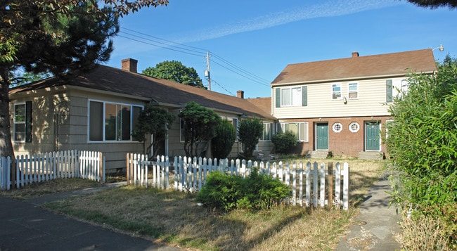 Colonial Court Apartments in Portland, OR - Building Photo - Building Photo