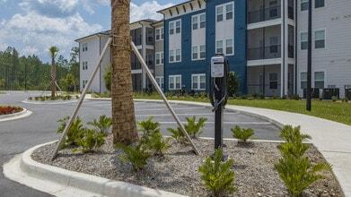 THE VANTAGE APARTMENTS in Jacksonville, FL - Building Photo - Building Photo