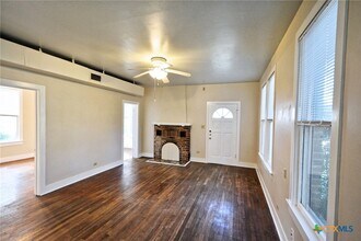 1432 N Walnut Ave in New Braunfels, TX - Building Photo - Building Photo
