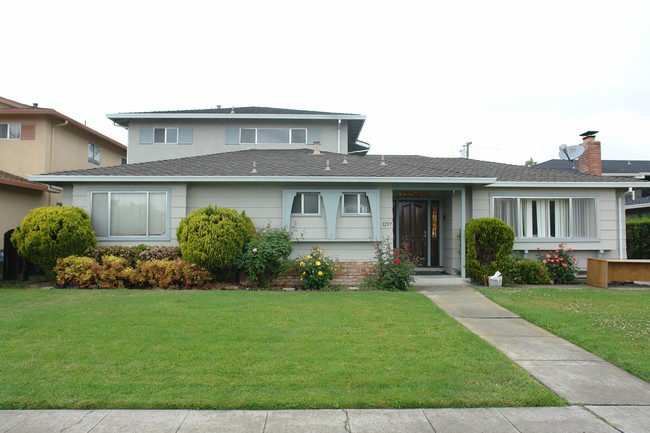 1297 Saratoga Avenue in San Jose, CA - Foto de edificio - Building Photo