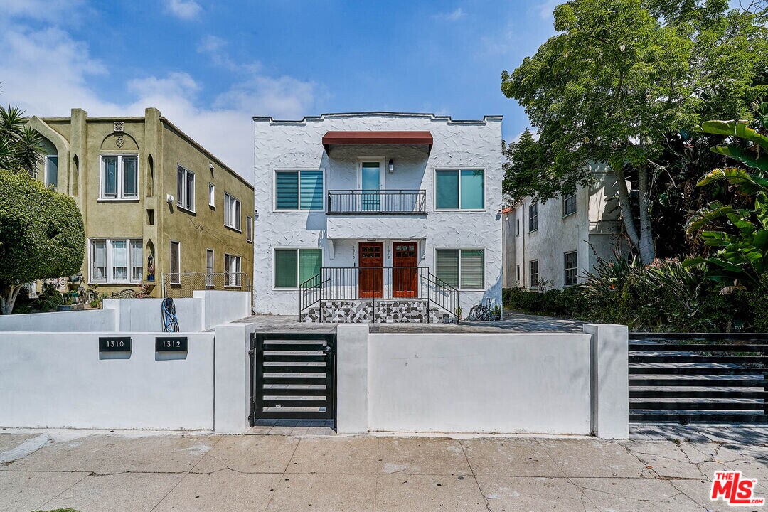 1312 S Rimpau Blvd in Los Angeles, CA - Building Photo