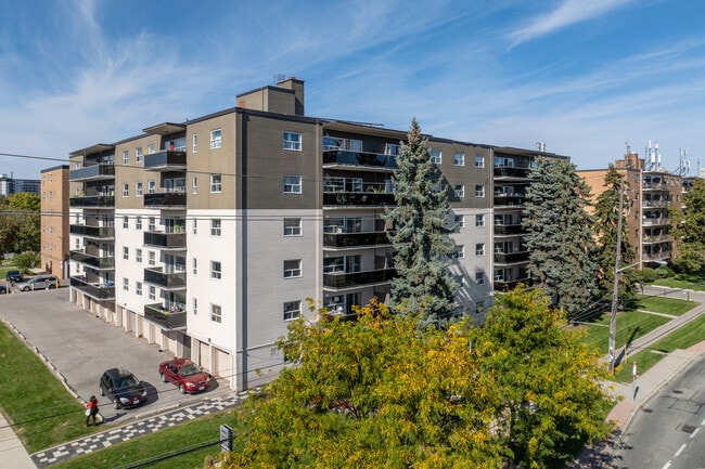 4900 Bathurst Street in Toronto, ON - Building Photo - Building Photo