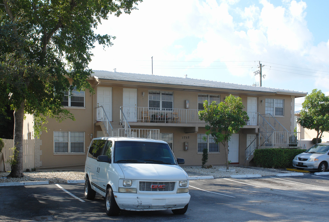 1752 NE 51st St in Fort Lauderdale, FL - Building Photo