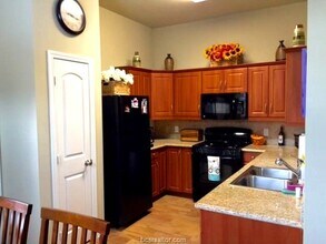 2810 Silver Oak Dr in College Station, TX - Foto de edificio - Building Photo