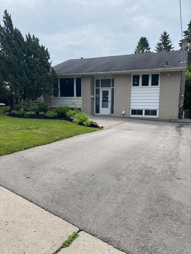 1075 Willowdale Av in Oshawa, ON - Building Photo - Building Photo