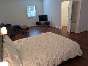 5700 Miles Rd in Atlanta, GA - Building Photo - Building Photo