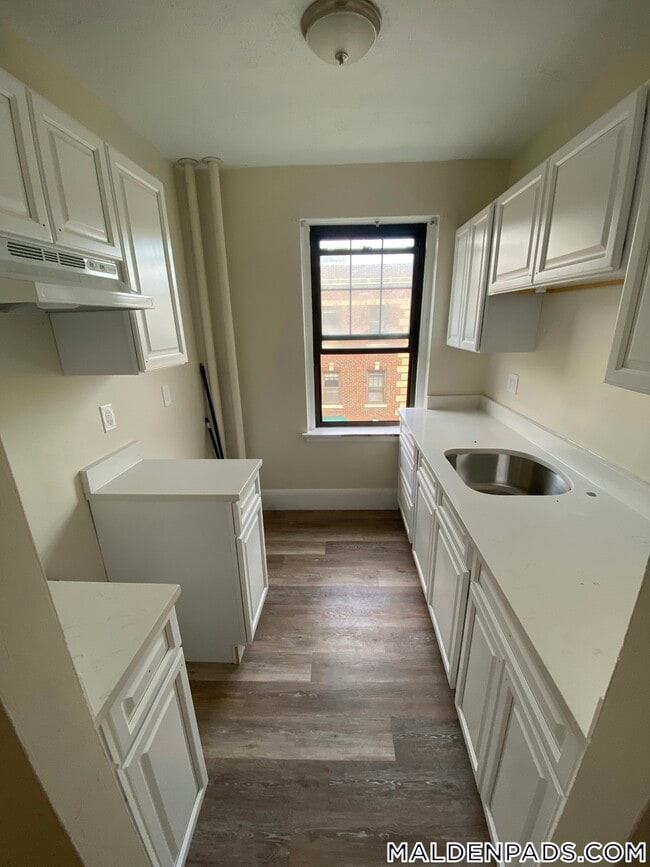 349 Pleasant St in Malden, MA - Foto de edificio - Building Photo