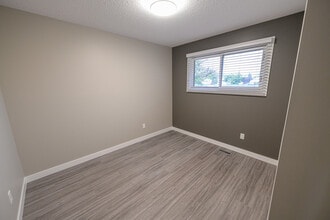 10806-108093 93 St in Grande Prairie, AB - Building Photo - Building Photo