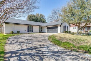 2017 Garden Oaks Dr in Arlington, TX - Building Photo