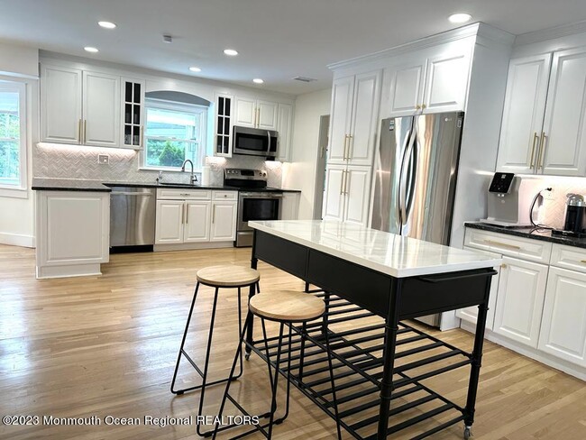 16 Woods Rd in West Long Branch, NJ - Building Photo - Building Photo