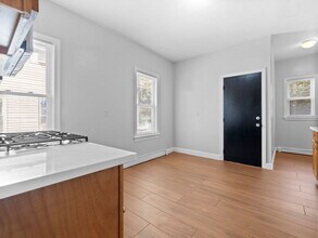 782 Morton St, Unit 2 in Boston, MA - Foto de edificio - Building Photo